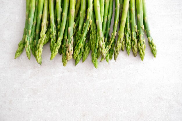 Groenten. Groene asperges op tafel