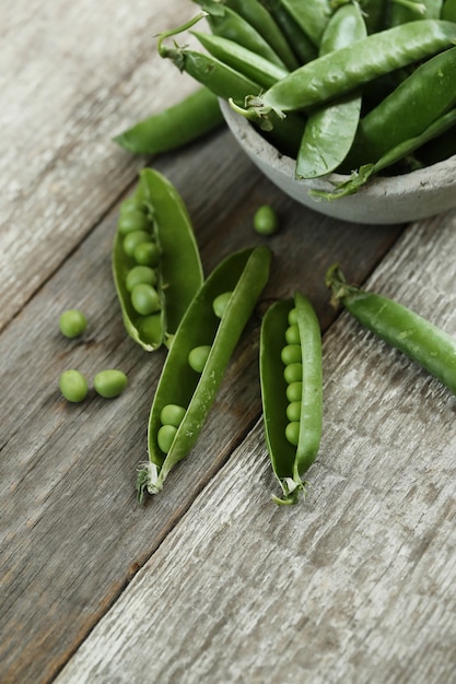 Groenten. Groene erwten op tafel