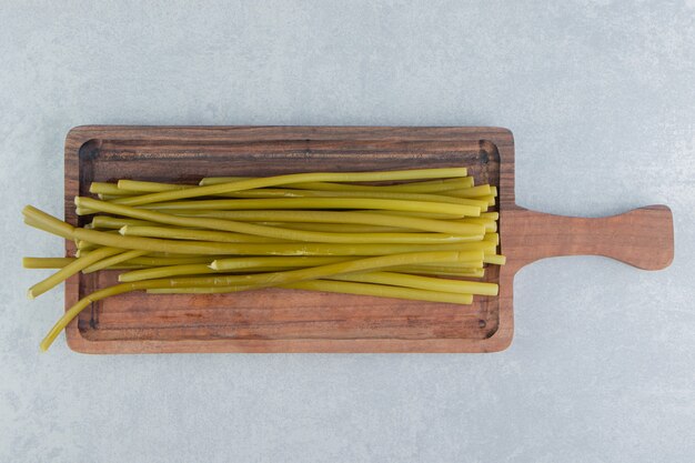 Groenten sticks op een snijplank