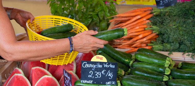 Groentenkraam op de markt van Sanarysurmer