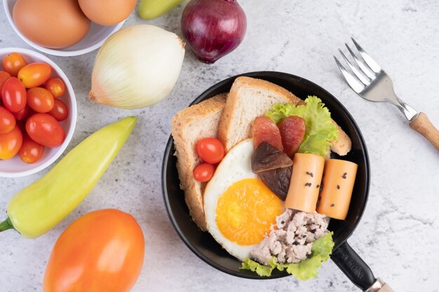 Groentesalade met brood en gekookte eieren in de pan.