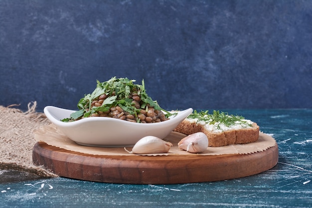 Groentesalade met een sneetje toast.