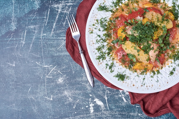 Gratis foto groentesalade met kruiden en specerijen.