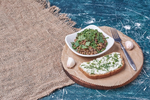 Gratis foto groentesalade met kruiden en toast.