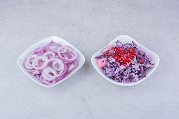 Groentesalade met paars gesneden kool en uien
