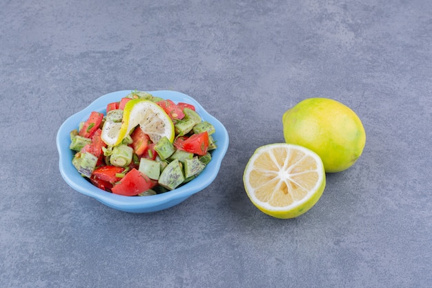 Groentesalade met tomaten en sperziebonen in een schotel