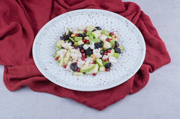 Groentesalade met zwarte olijven en granaatappelpitjes