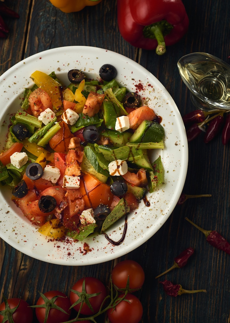 Gratis Foto groentesalade op houten lijst