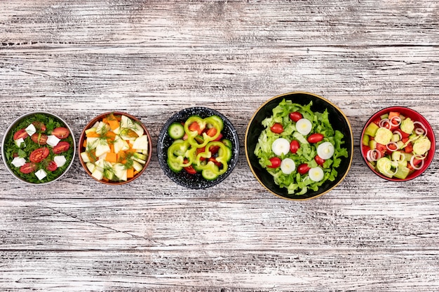 Groentesalades op houten oppervlakte hoogste mening
