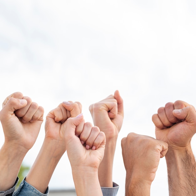 Groep activisten die vuisten tegenhouden