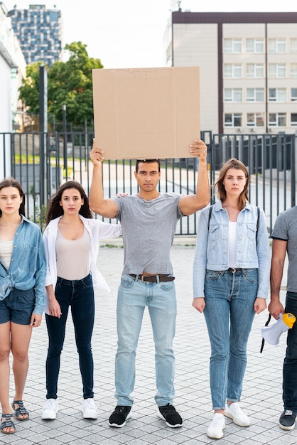 Groep activisten die zich verenigen