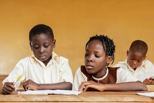 Groep Afrikaanse kinderen samen leren
