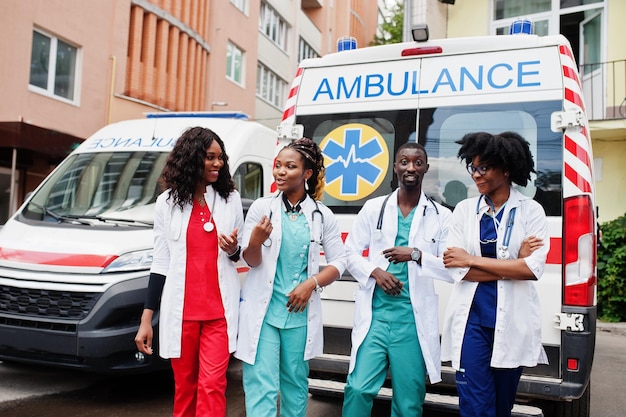 Groep Afrikaanse paramedicus ambulance noodploeg artsen