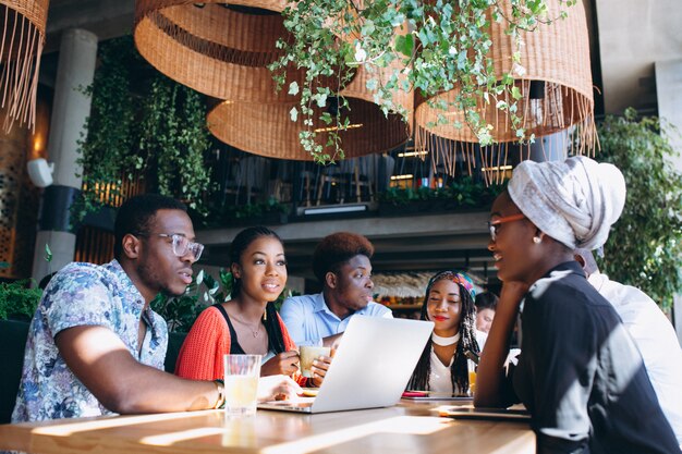 Groep afro-Amerikanen die samenwerken