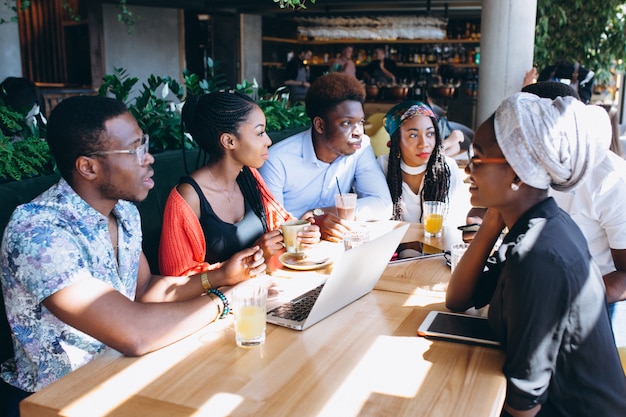 Gratis foto groep afro-amerikanen die samenwerken