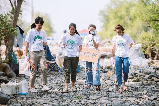 Groep aziatische diverse mensen vrijwilligerswerk voor teamwerk milieubehoud vrijwilligers helpen bij het plukken van plastic en schuimafval op parkgebiedVrijwilligerswerk wereldmilieudag