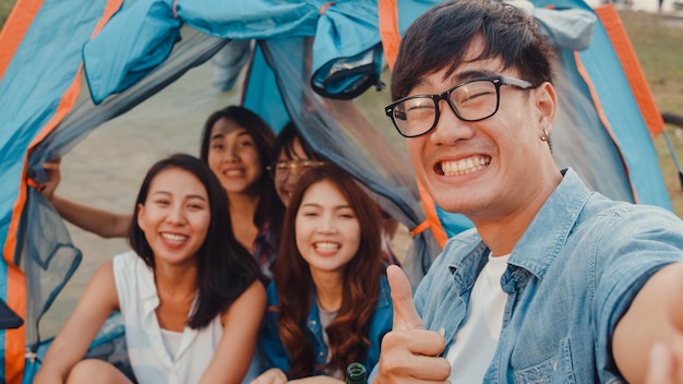 Groep Azië beste vrienden tieners nemen selfie foto en video met telefooncamera genieten van gelukkige momenten samen in tenten in nationaal park