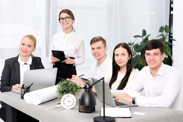 Groep bedrijfsmensen die in de conferentielijst zitten