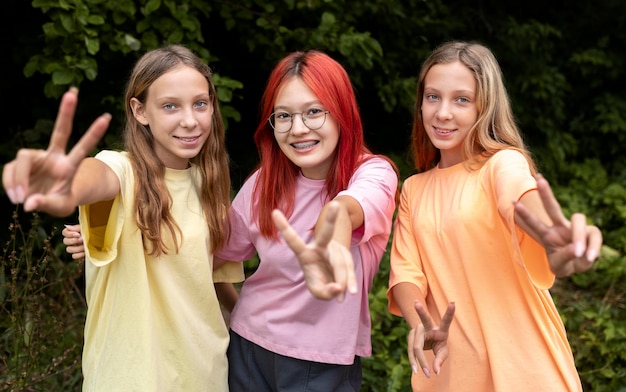 Gratis foto groep beste vriendinnen die samen poseren