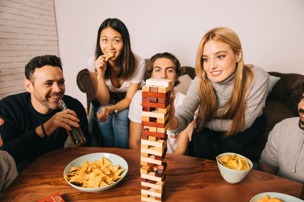 Groep blije vrienden tafelbladspel spelen