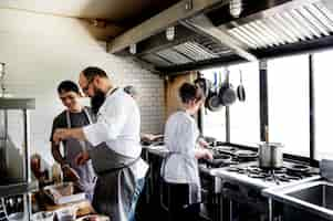 Gratis foto groep chef-koks die in de keuken werken