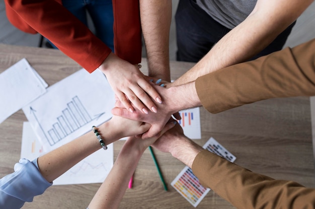 Groep collega's die hun handen in elkaar zetten