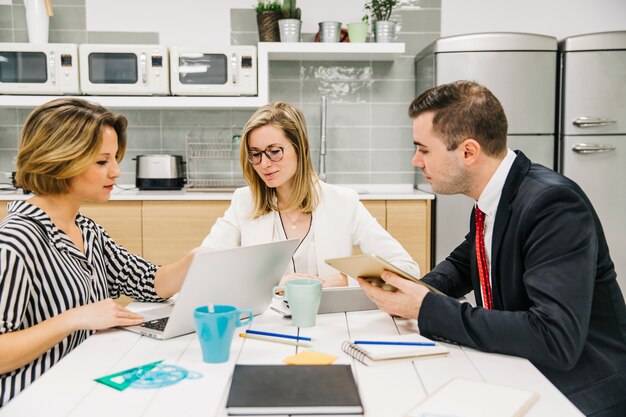 Groep collega&#39;s die zaken bespreken