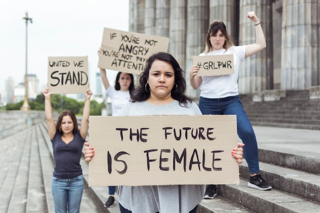 Gratis foto groep demonstranten die samen demonstreren