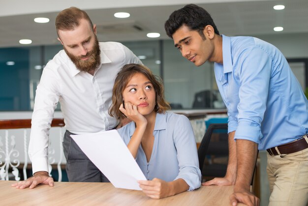 Groep deskundigen die rapport bespreken