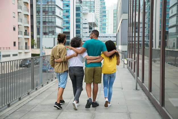 Groep dichte vrienden die vrije tijd samen doorbrengen