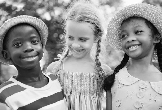 Groep die diverse kinderen in het park speelt