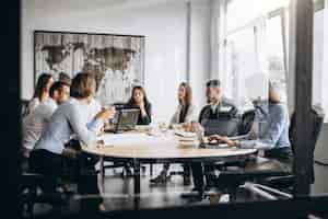 Gratis foto groep die mensen businessplan in een bureau uitwerkt