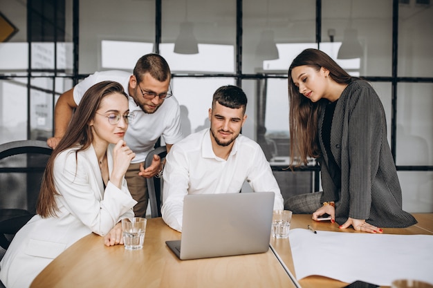 Groep die mensen businessplan in een bureau uitwerkt