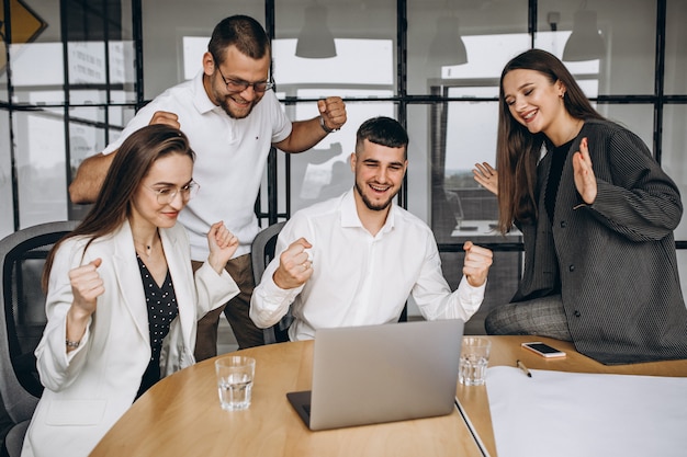 Groep die mensen businessplan in een bureau uitwerkt