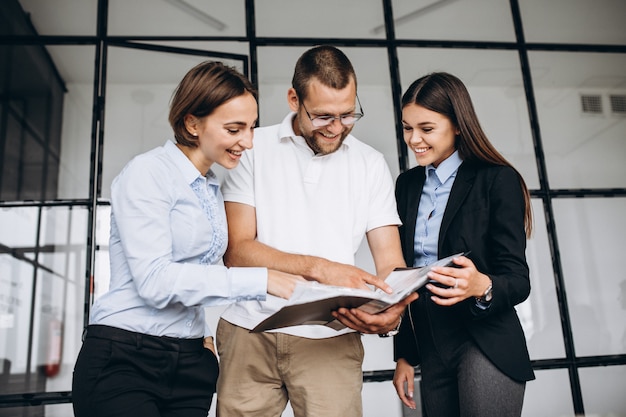 Groep die mensen businessplan in een bureau uitwerkt