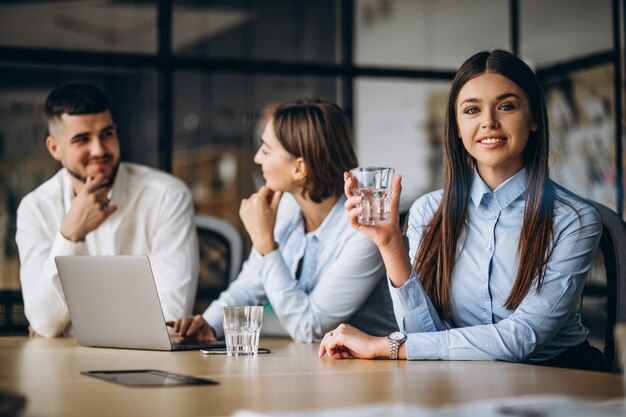 Groep die mensen businessplan in een bureau uitwerkt