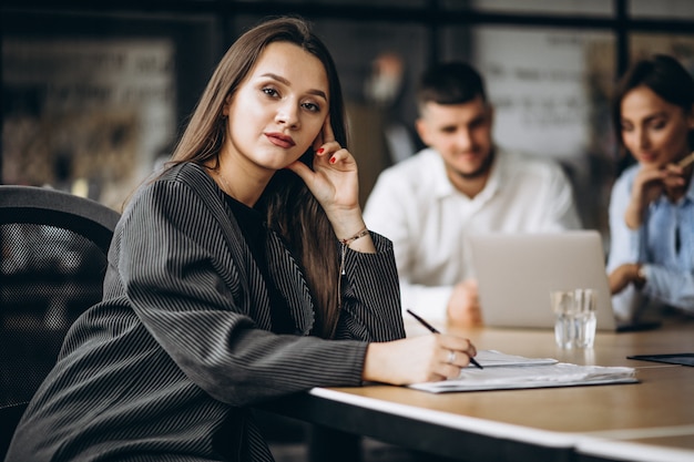 Groep die mensen businessplan in een bureau uitwerkt