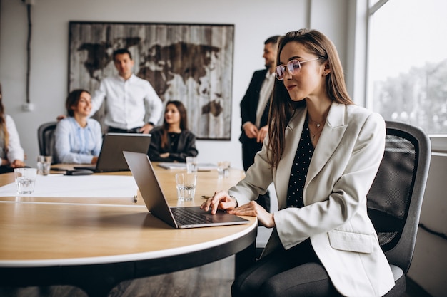 Groep die mensen businessplan in een bureau uitwerkt