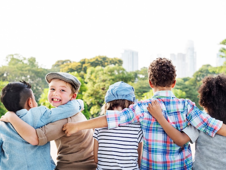 Gratis Foto groep diverse kinderen terug draaide armen samen rond