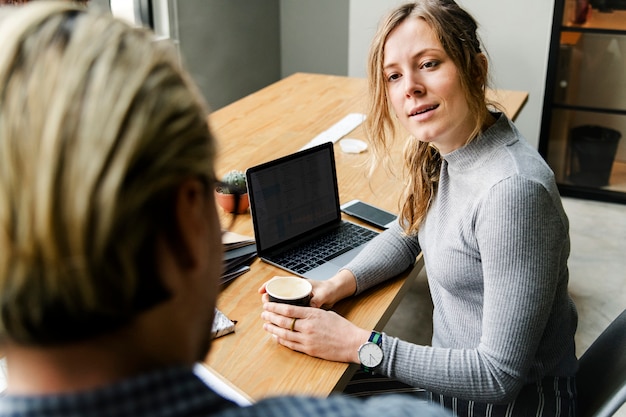 Groep diverse mensen die een commerciële vergadering hebben