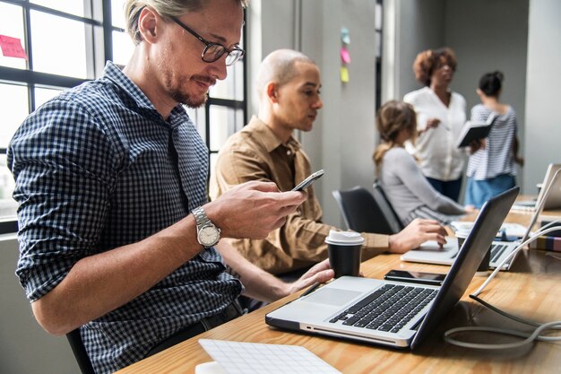 Groep diverse mensen die een commerciële vergadering hebben