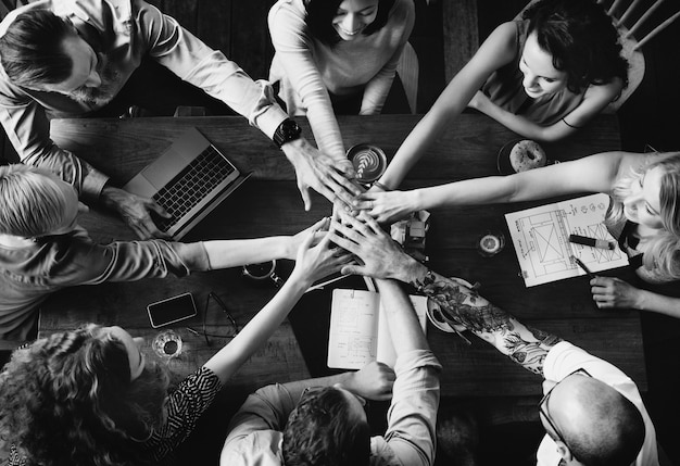 Groep diverse mensen met de handen ineen teamwerk