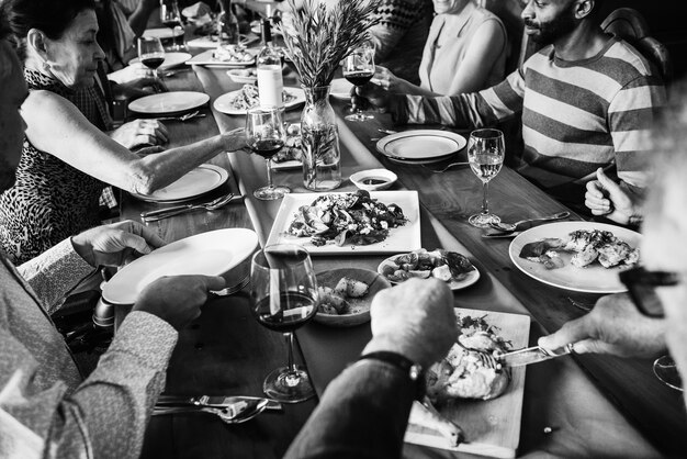 Groep diverse vrienden die een diner hebben samen