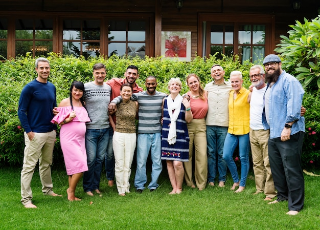 Groep diverse vrienden die een foto samen nemen