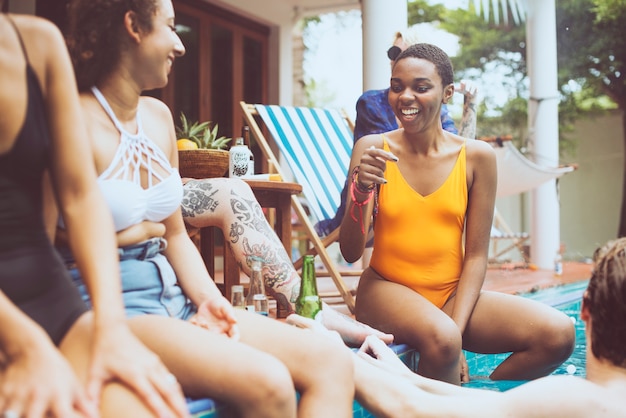 Groep diverse vrienden die van de zomertijd samen genieten