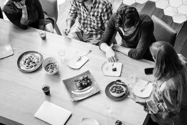 Groep diverse vrienden hangt samen