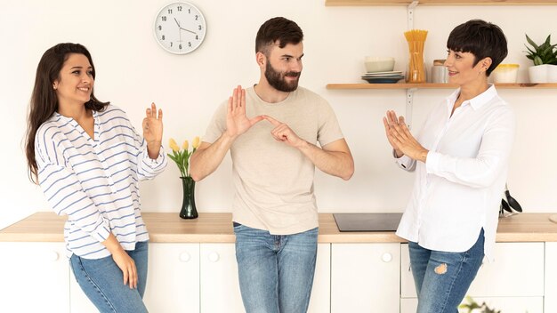 Groep dove mensen die communiceren via gebarentaal