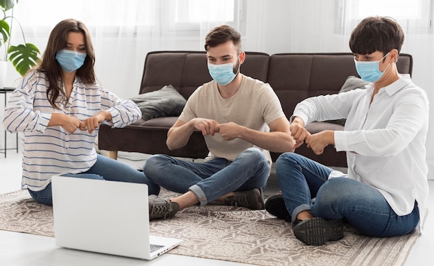 Gratis foto groep dove mensen die communiceren via gebarentaal