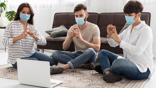 Gratis foto groep dove mensen die communiceren via gebarentaal