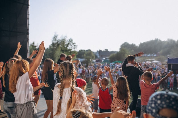 Gratis foto groep fans verzameld in thge stadion juichen omhoog